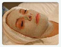 woman receiving gemclay masque detox